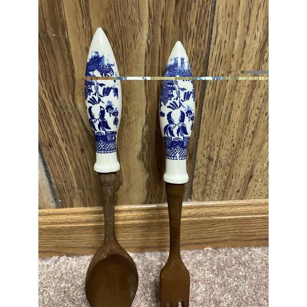 Vtg Materia 2 Pc Faux Wood‎ Blue Willow Ceramic Handle Salad Serving Set